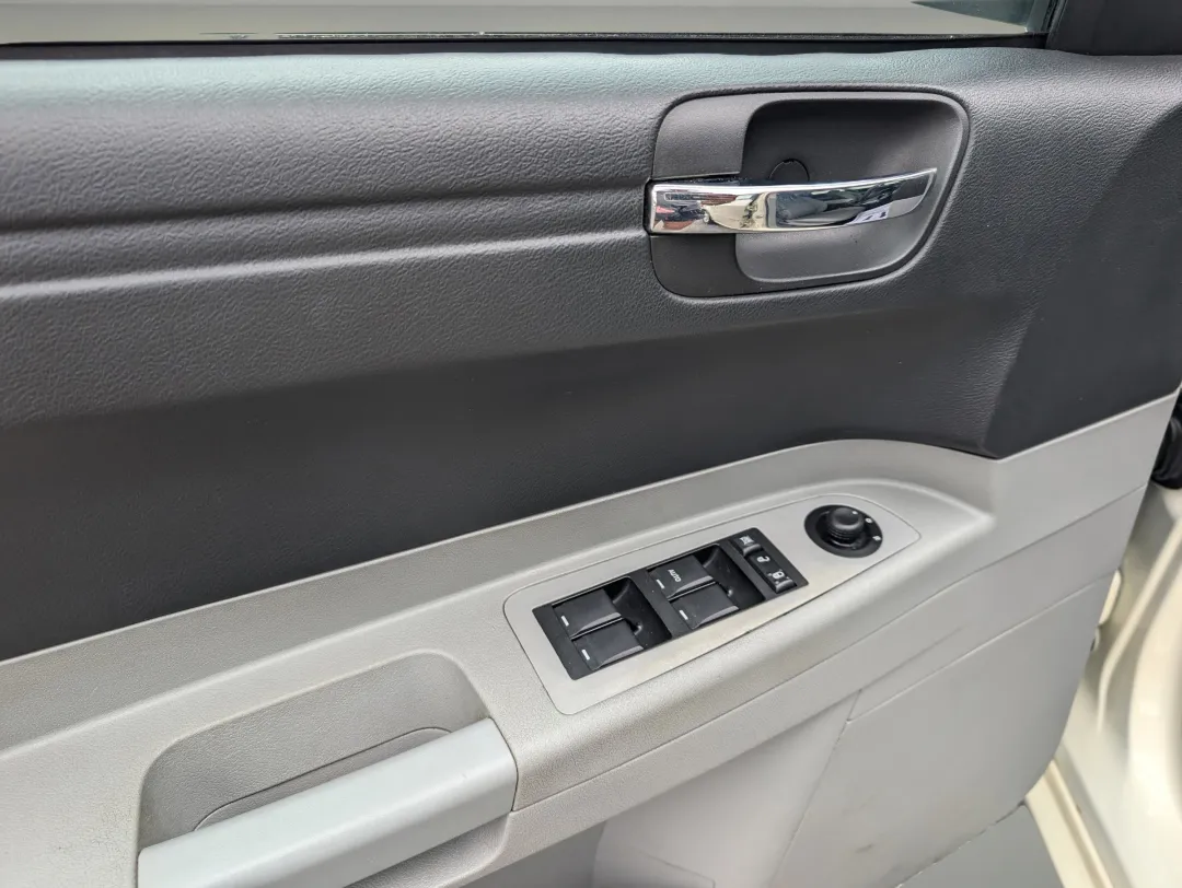 2007 Chrysler 300 - 2C3KA43R67H704396 - Image #10